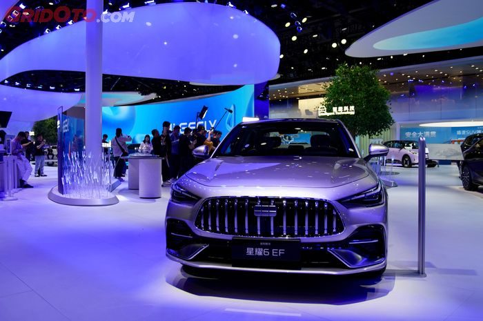 Geely Pamer Mesin Hybrid Hemat Bahan Bakar di Beijing