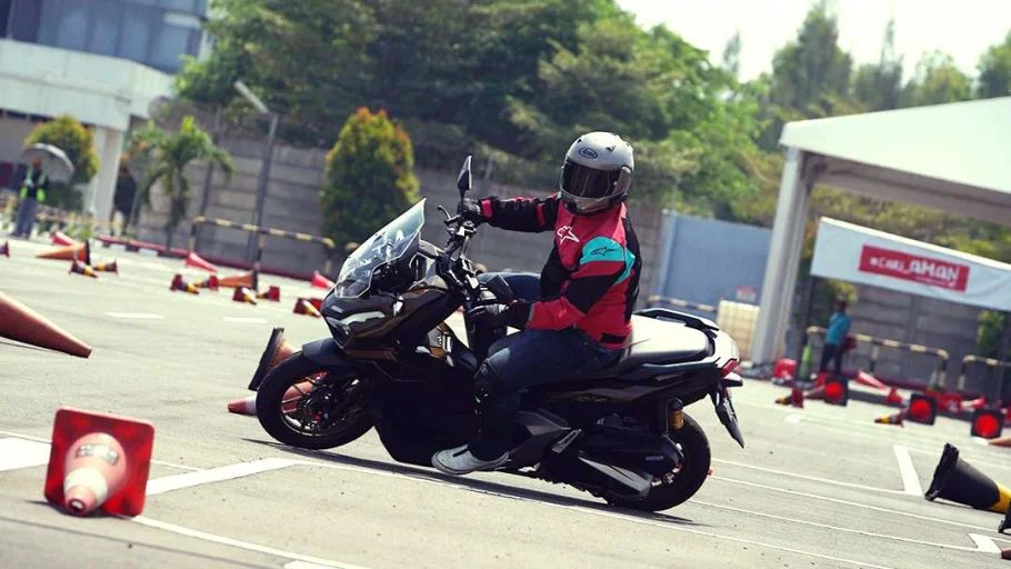 Honda ADV 160: Skutik Lincah & Bergaya