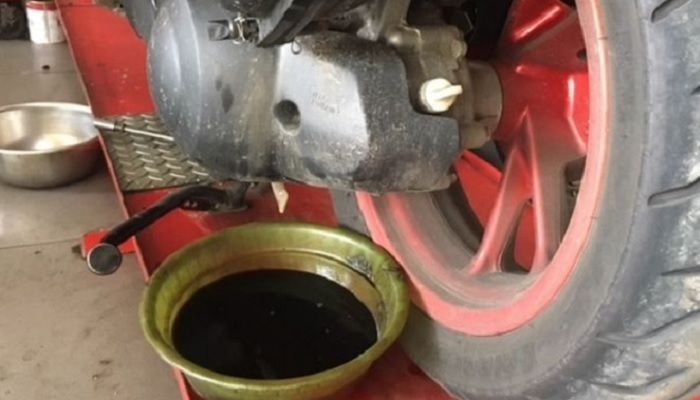 Terungkap Alasan Oli Mesin Motor Bekas Berwarna Hitam Pekat