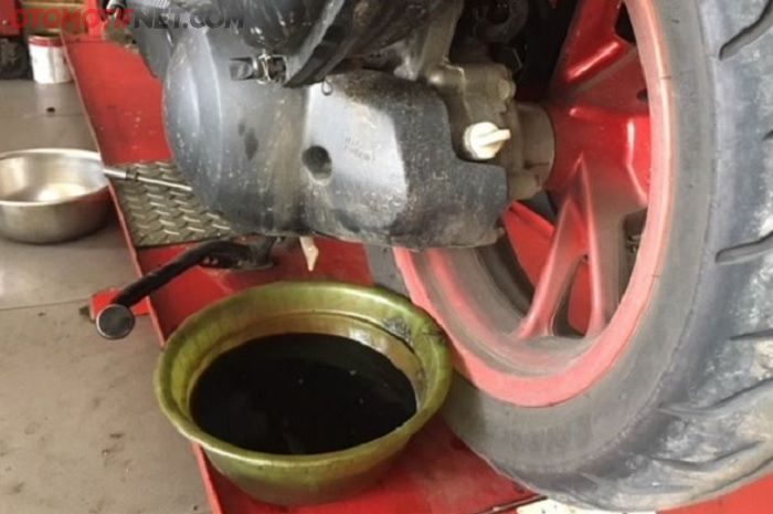 Terungkap Alasan Oli Mesin Motor Bekas Berwarna Hitam Pekat