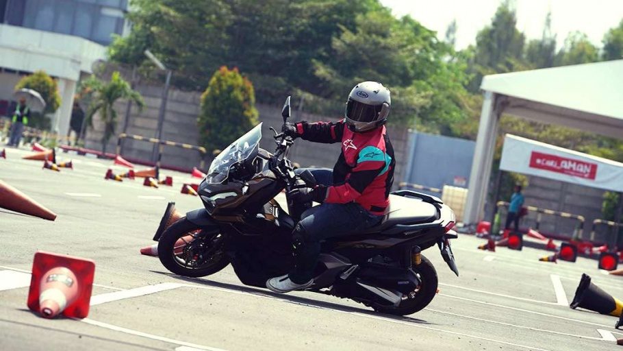 Honda ADV 160: Uji Coba Skutik Lincah Berkelir Mentereng