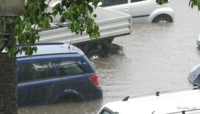 Mobil Listrik Hybrid Andalan Warga Cina Hadapi Banjir