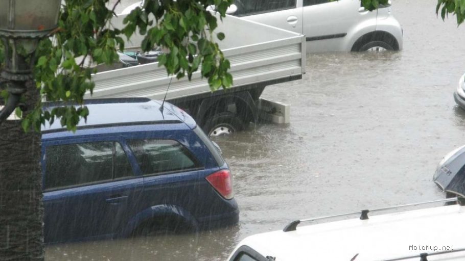 Mobil Listrik Hybrid Andalan Warga Cina Hadapi Banjir