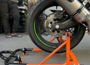 Photo by shopee.com.my - 7 Rekomendasi Paddock Stand Motor Universal untuk Cuci Motor