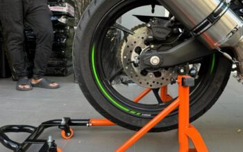 Photo by shopee.com.my - 7 Rekomendasi Paddock Stand Motor Universal untuk Cuci Motor