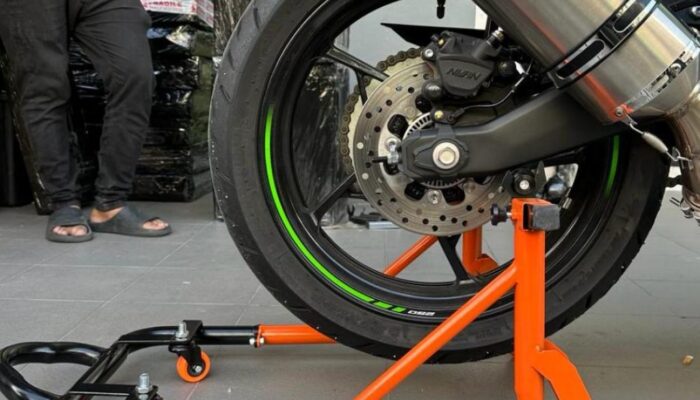 7 Rekomendasi Paddock Stand Motor Universal untuk Cuci Motor