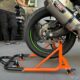 7 Rekomendasi Paddock Stand Motor Universal untuk Cuci Motor