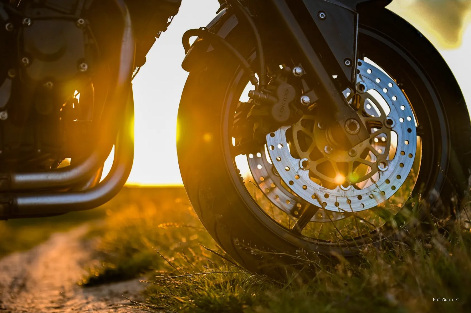 Photo by Sunrize Pictures via Pexels - Panduan Memilih Ban Motor Sesuai Medan Jalan Agar Lebih Aman