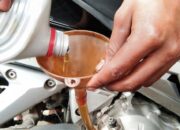 Panduan Praktis Mengganti Oli Gardan Motor Matic Pakai Corong