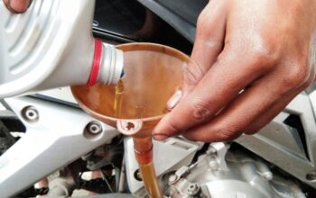 Photo by otomotif.bisnis.com - Panduan Praktis Mengganti Oli Gardan Motor Matic Pakai Corong