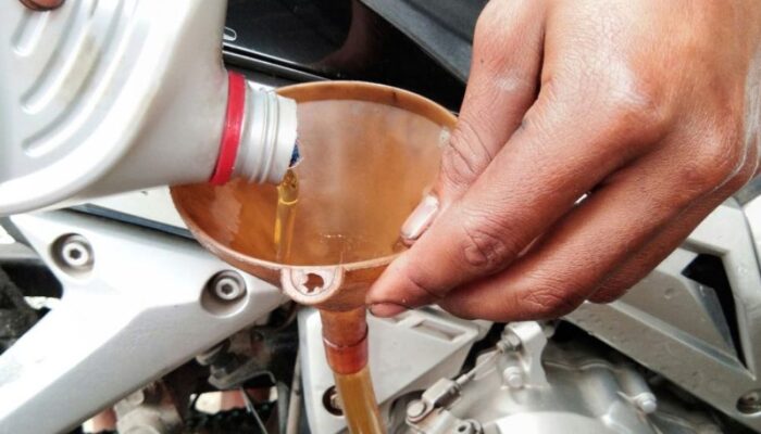 Panduan Praktis Mengganti Oli Gardan Motor Matic Pakai Corong