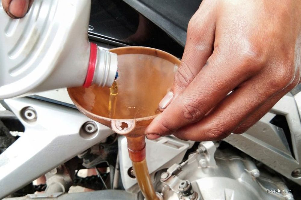 Photo by otomotif.bisnis.com - Panduan Praktis Mengganti Oli Gardan Motor Matic Pakai Corong