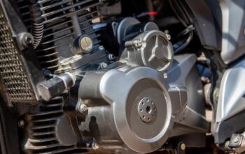 Photo by Magda Ehlers via Pexels - Pilih Motor Matic atau Motor Kopling? Panduan Lengkap untuk Pemula