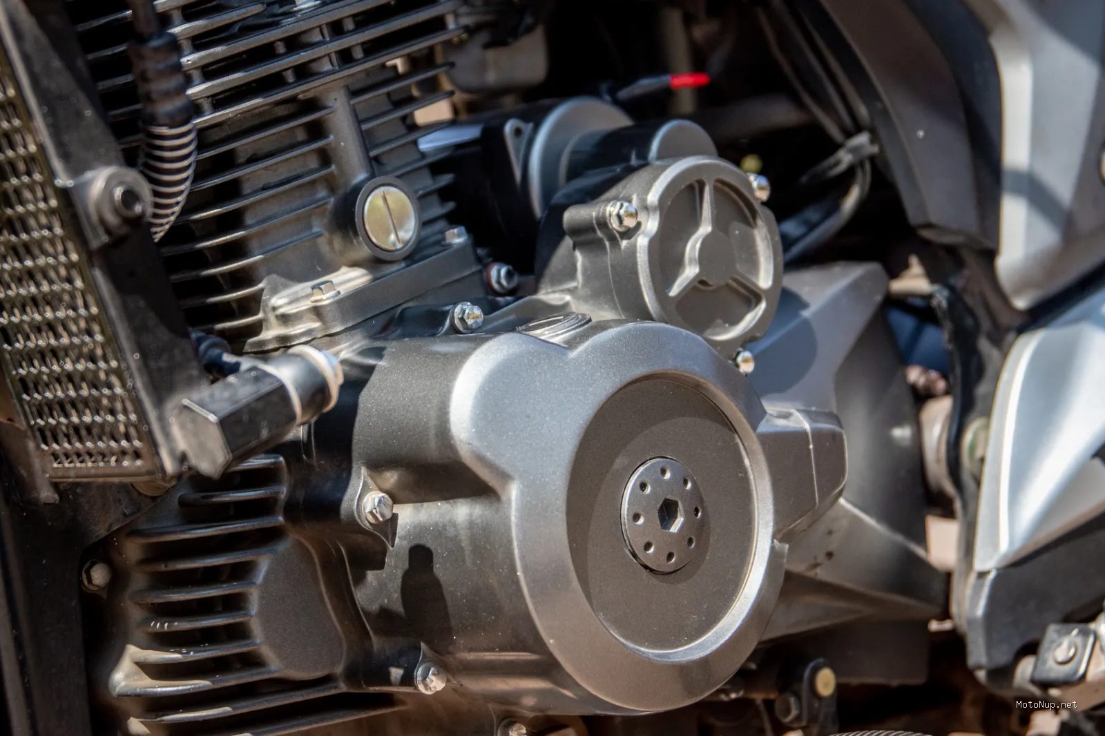 Photo by Magda Ehlers via Pexels - Pilih Motor Matic atau Motor Kopling? Panduan Lengkap untuk Pemula