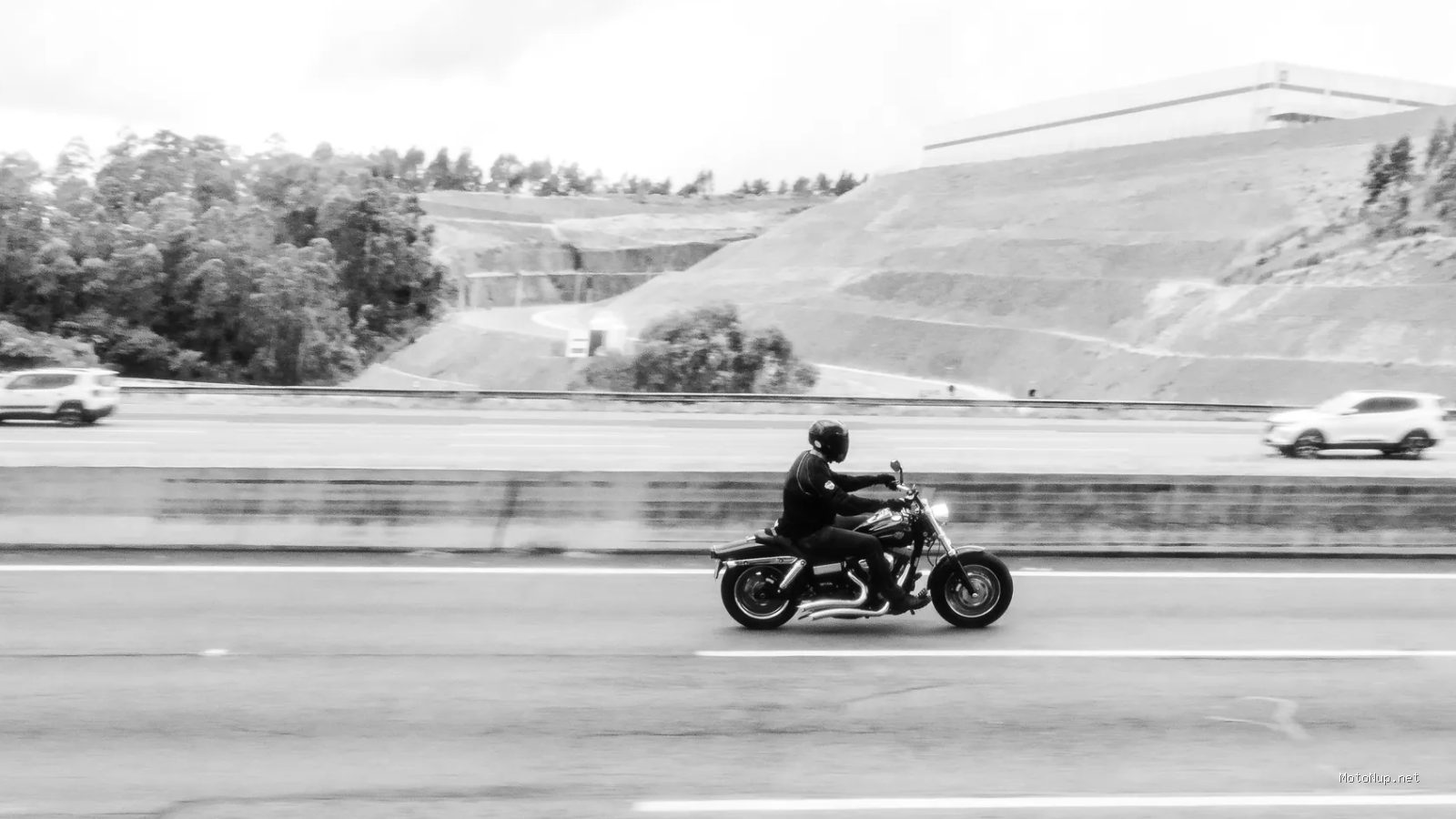 Photo by Alex Dos Santos via Pexels - Tips Aman Mengemudi Motor di Jalan Tol agar Tetap Selamat