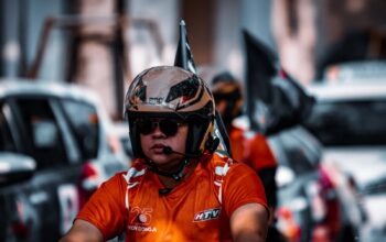 Photo by Đạt Đào via Pexels - Tips Memilih Helm Motor yang Aman dan Nyaman untuk Berkendara