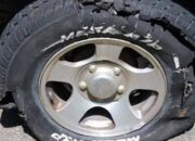 Langkah Aman Menangani Ban Mobil Pecah Mendadak di Jalan Tol