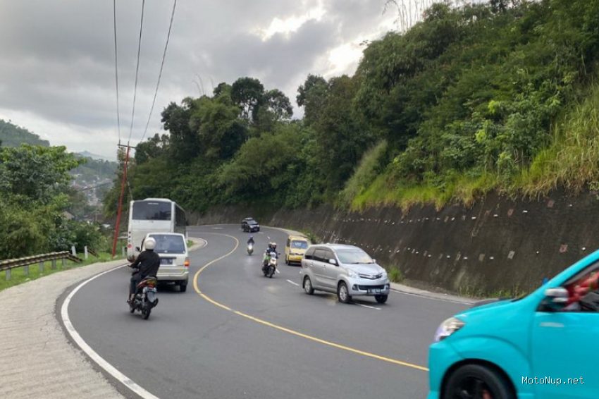 Photo by otomotif.sindonews.com - Panduan Aman Berkendara di Jalur Menanjak untuk Pengemudi
