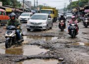 Photo by sulsel.fajar.co.id - Panduan Aman Berkendara Melewati Jalan Berlubang agar Tetap Nyaman