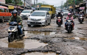 Photo by sulsel.fajar.co.id - Panduan Aman Berkendara Melewati Jalan Berlubang agar Tetap Nyaman