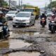 Panduan Aman Berkendara Melewati Jalan Berlubang agar Tetap Nyaman