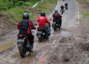 Panduan Aman Berkendara Motor di Jalanan Berlumpur