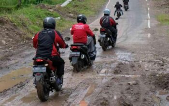 Panduan Aman Berkendara Motor di Jalanan Berlumpur