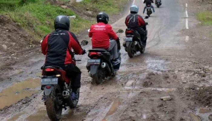 Panduan Aman Berkendara Motor di Jalanan Berlumpur