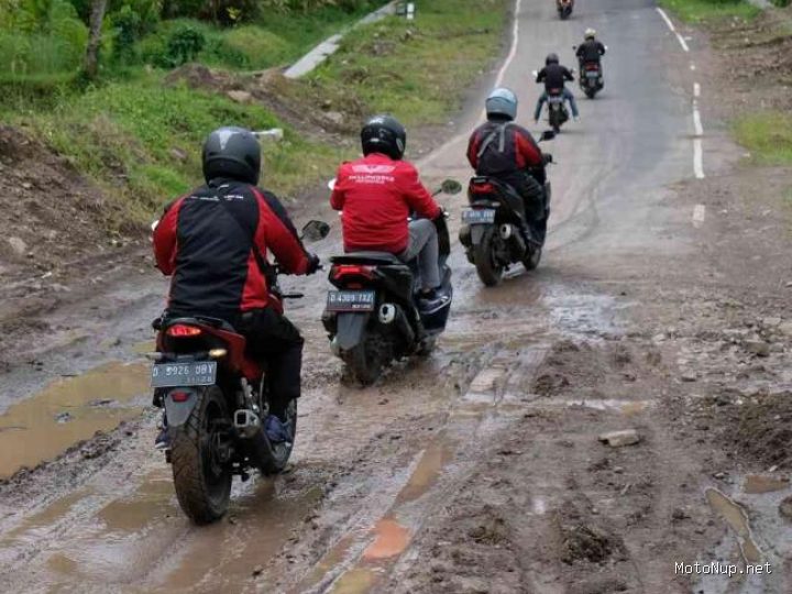 Photo by beritasatu.com - Panduan Aman Berkendara Motor di Jalanan Berlumpur