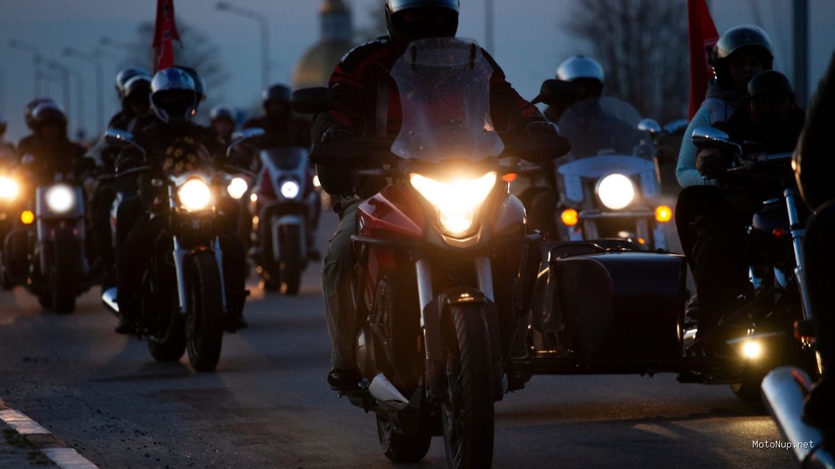Photo by momotor.id - Panduan Aman Berkendara Motor di Malam Hari agar Tetap Fokus