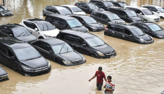 Panduan Aman Mengemudi Mobil Matic Saat Melewati Banjir