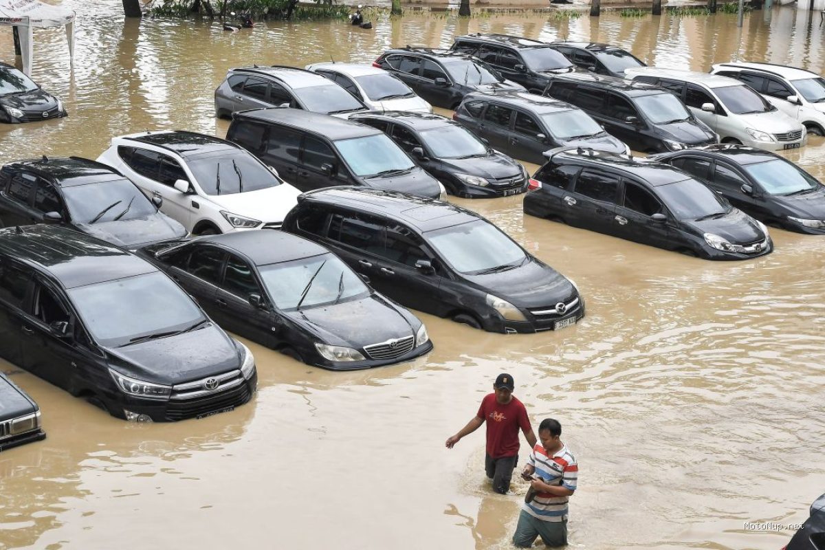 Photo by antaranews.com - Panduan Aman Mengemudi Mobil Matic Saat Melewati Banjir