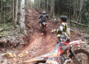 Panduan Aman Mengemudi Motor di Jalan Berbatu dan Tidak Rata
