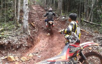 Panduan Aman Mengemudi Motor di Jalan Berbatu dan Tidak Rata