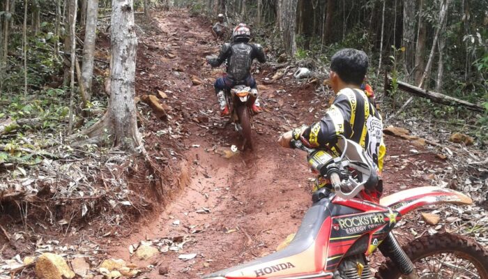Panduan Aman Mengemudi Motor di Jalan Berbatu dan Tidak Rata