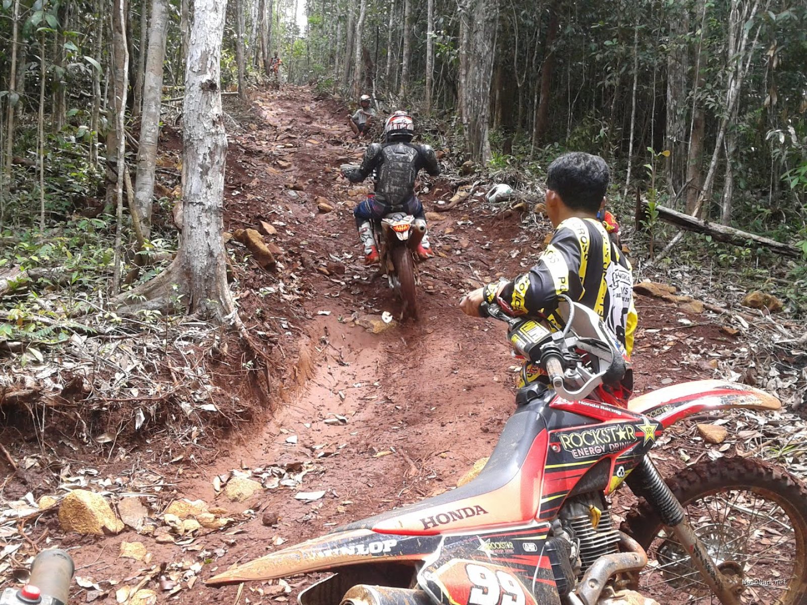 Photo by superlive.id - Panduan Aman Mengemudi Motor di Jalan Berbatu dan Tidak Rata