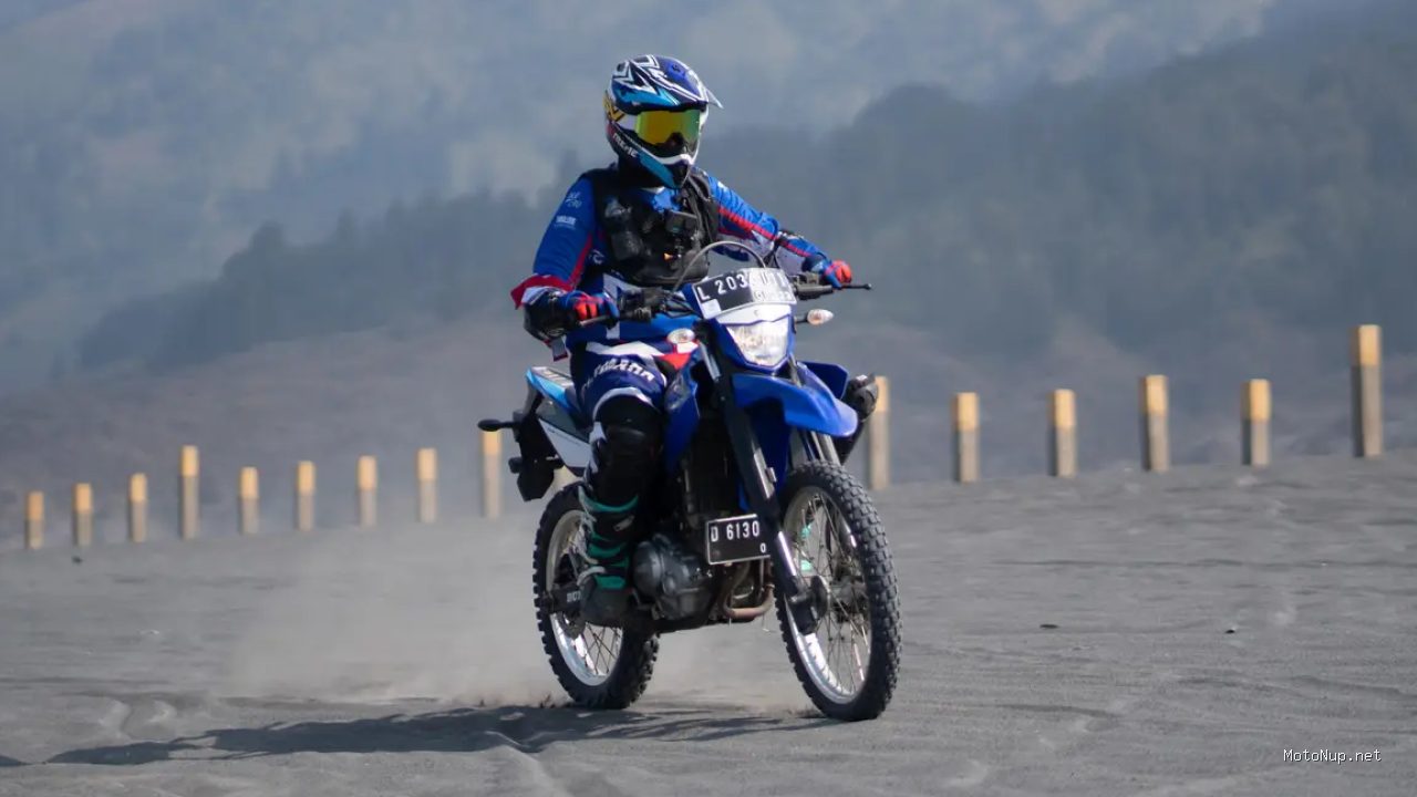Photo by liputan6.com - Panduan Aman Mengemudi Motor di Jalan Berpasir agar Tidak Tergelincir