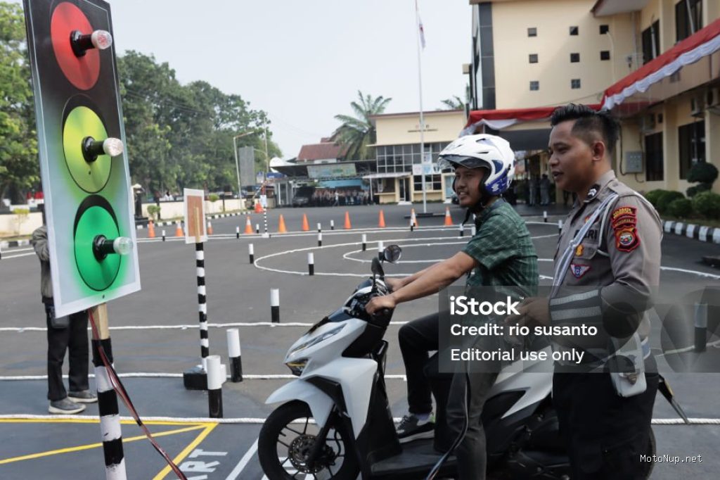 Photo by istockphoto.com - Panduan Aman Mengemudi Motor di Jalur Berkelok dan Pegunungan