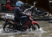 Panduan Aman Mengemudi Sepeda Motor di Jalanan Basah