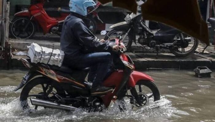Panduan Aman Mengemudi Sepeda Motor di Jalanan Basah