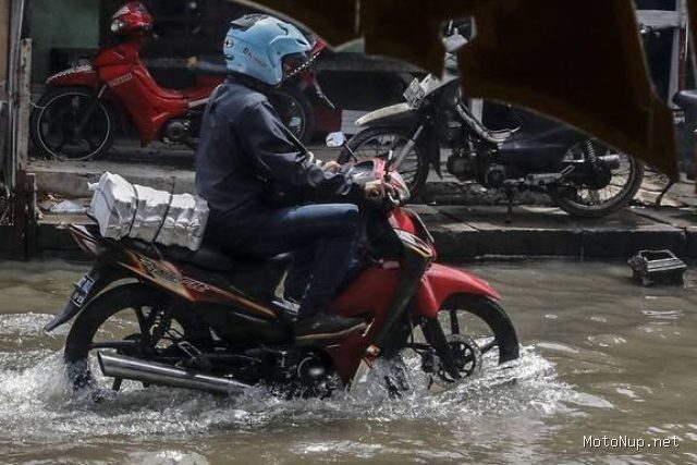 Photo by kumparan.com - Panduan Aman Mengemudi Sepeda Motor di Jalanan Basah