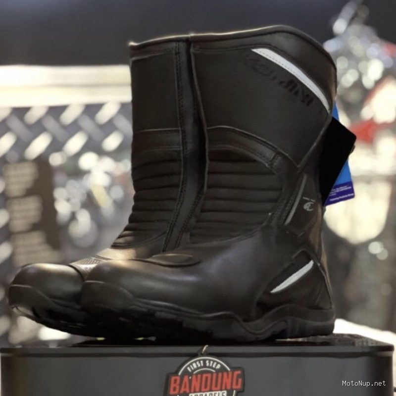 Photo by shopee.co.id - Panduan Memilih Sepatu Riding yang Aman dan Nyaman untuk Berkendara
