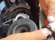 Panduan Mengganti Bohlam Lampu Sen Depan Motor dengan Obeng