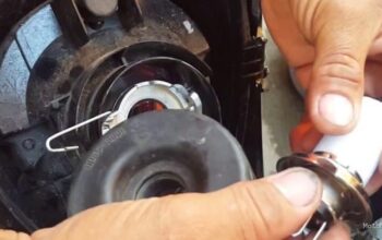 Panduan Mengganti Bohlam Lampu Sen Depan Motor dengan Obeng