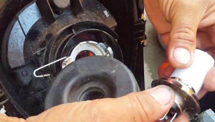 Panduan Mengganti Bohlam Lampu Sen Depan Motor dengan Obeng