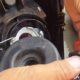 Panduan Mengganti Bohlam Lampu Sen Depan Motor dengan Obeng