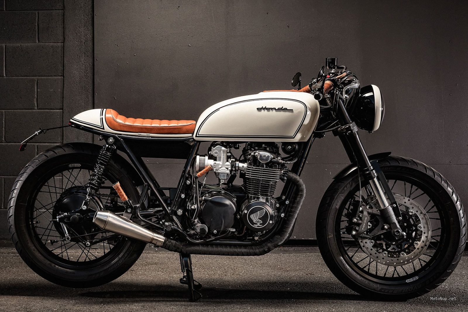 Photo by narodnatribuna.info - Panduan Modifikasi Motor Cafe Racer untuk Pemula dan Pro
