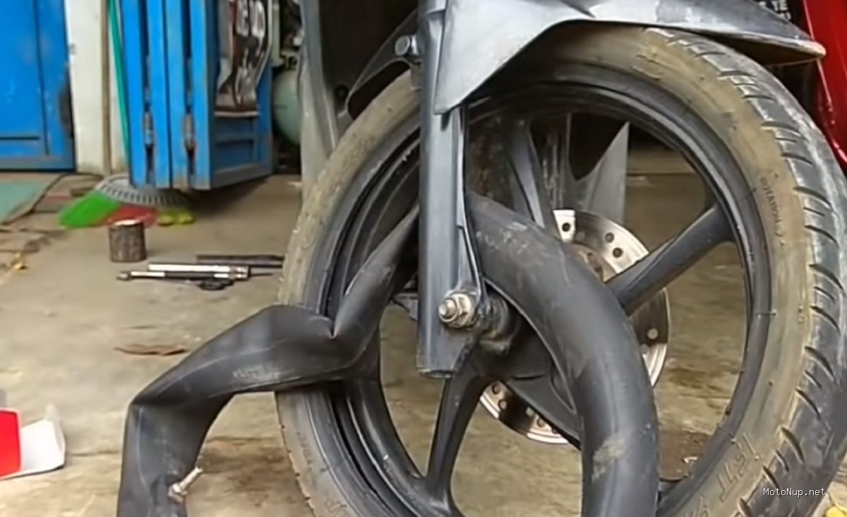 Photo by momotor.id - Panduan Praktis Mengatasi Ban Motor Bocor di Tengah Perjalanan
