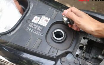 Photo by idntimes.com - Pentingnya Menguras Tangki Bensin Motor dari Endapan Air Hujan