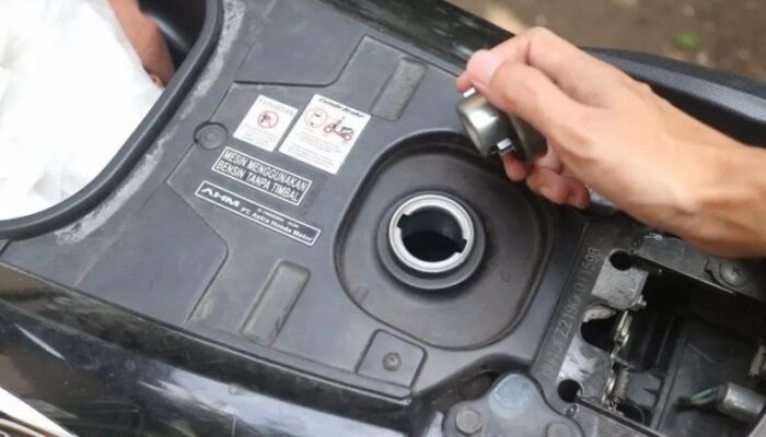 Pentingnya Menguras Tangki Bensin Motor dari Endapan Air Hujan